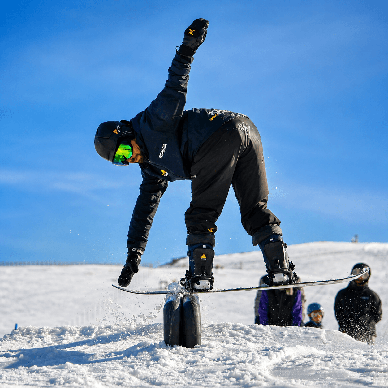 Instructor de Snowbound Academy saltando con el snowboard en la nieve