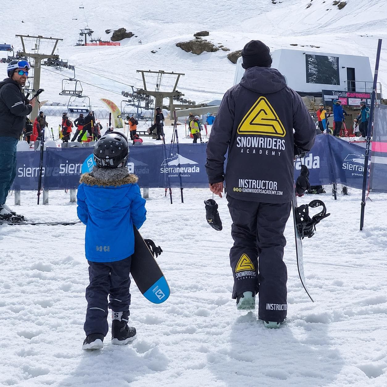Instructor de Snowbound Academy con un alumno joven en la estación